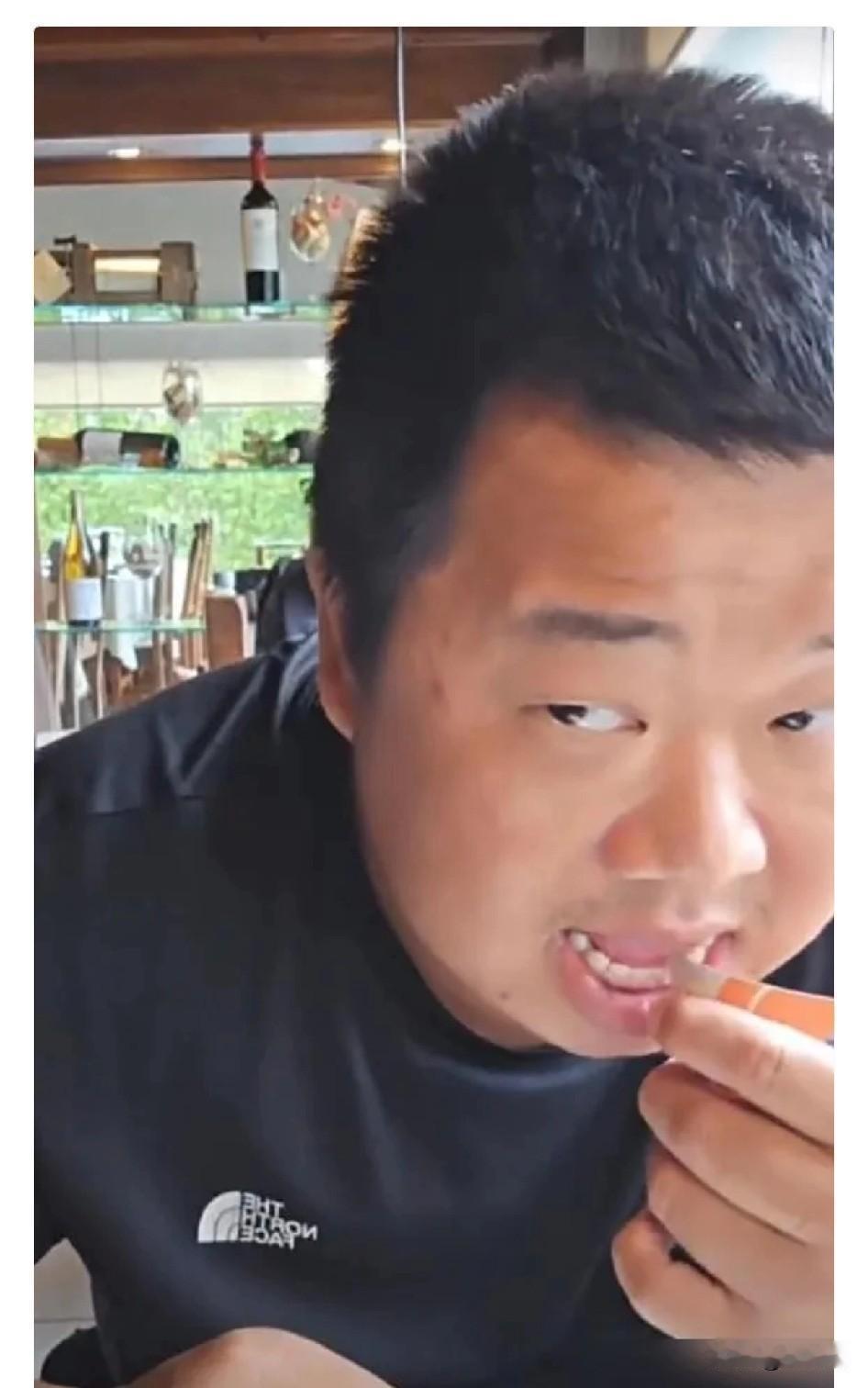 一条广告报价150万的主播，在阿根廷小饭馆被老板当众教育了。蓝战非去阿根廷一