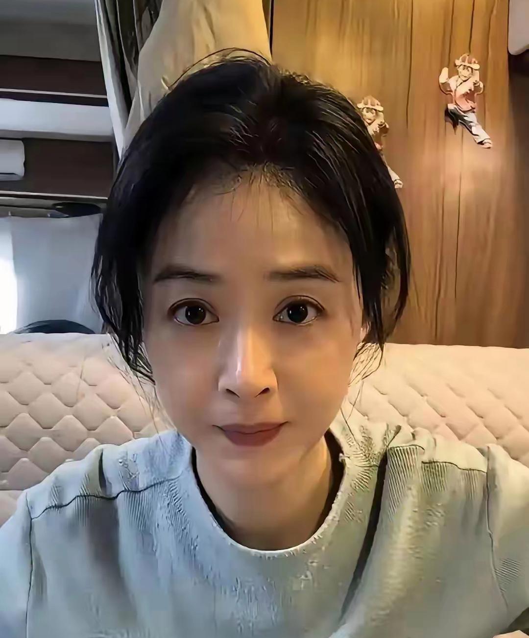 别再剪掉毛衣上的毛球了。那可能是你这件衣服最贵的部分。蒋欣穿着起球的羊绒衫走