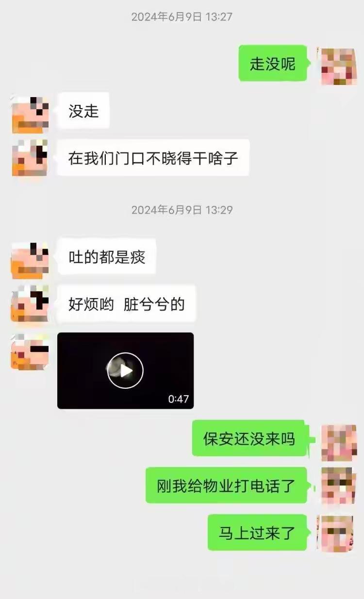 成都27岁姑娘王某雅，在家门口质问上门滋扰、随地吐痰的同小区女子梁某滢，然后就被