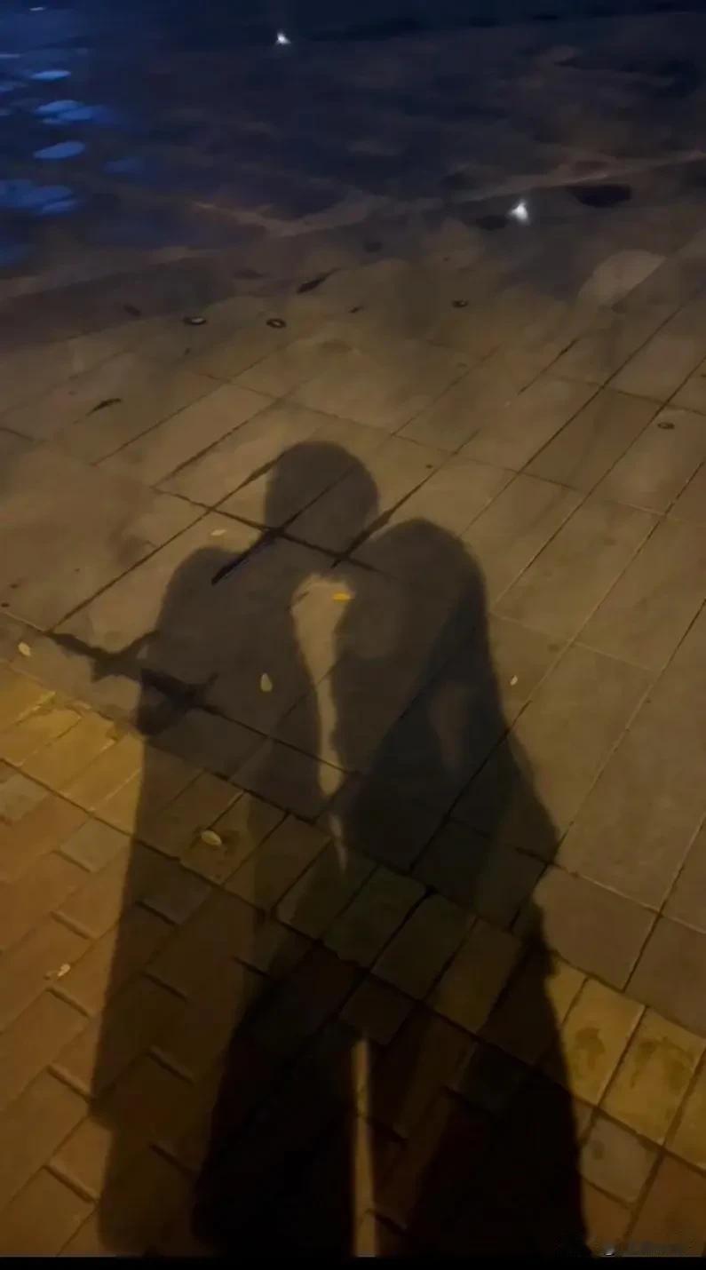 夫妻夜话﹍﹍我今年50岁，和老公两地分居。刚才，老公打电话说，一会儿到家。