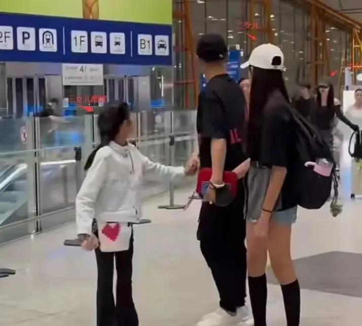 汪峰携子亮相机场：家庭温情与网络情绪的交织在娱乐圈的聚光灯下，明星们的一举一动