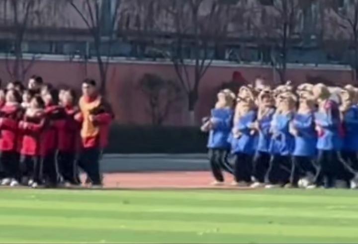 班主任担心学生们跑操时挨冻，给每位学生都买了顶帽子。跑操时，学生们戴着班主任买的