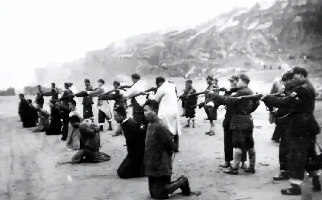 1947年8月，国民党师长李铁民下令将一百多地下党杀害，少将韩君明劝他：“老铁，