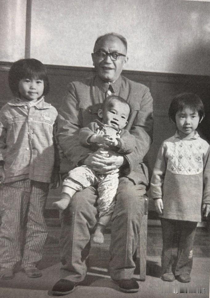 1980年，黄克诚大将在南池子住所与孙女、外孙在一起。黄克诚对子女要求十分严格，