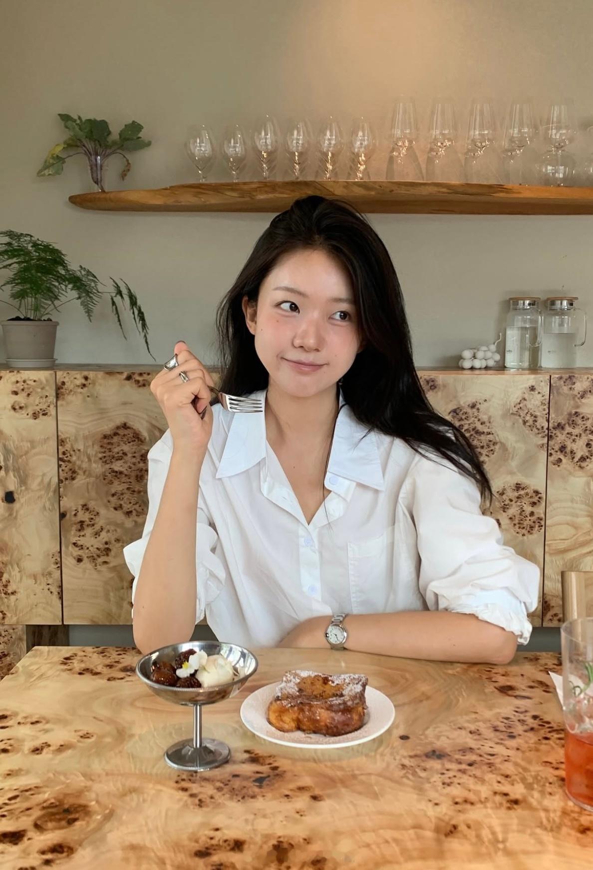 穿搭分享连续更新第2586天韩国时尚女生日常搭配单眼皮女生看过来韩系穿搭超能新