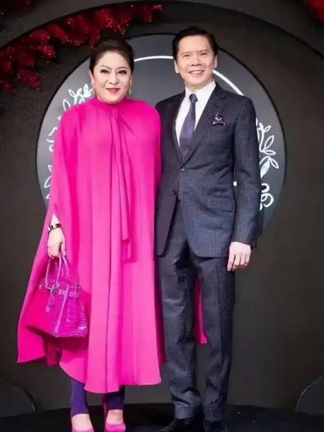 向华强女儿说向太拿烟头烫她向太陈岚透露对向华强与前妻所生的女儿很好。因为自己生