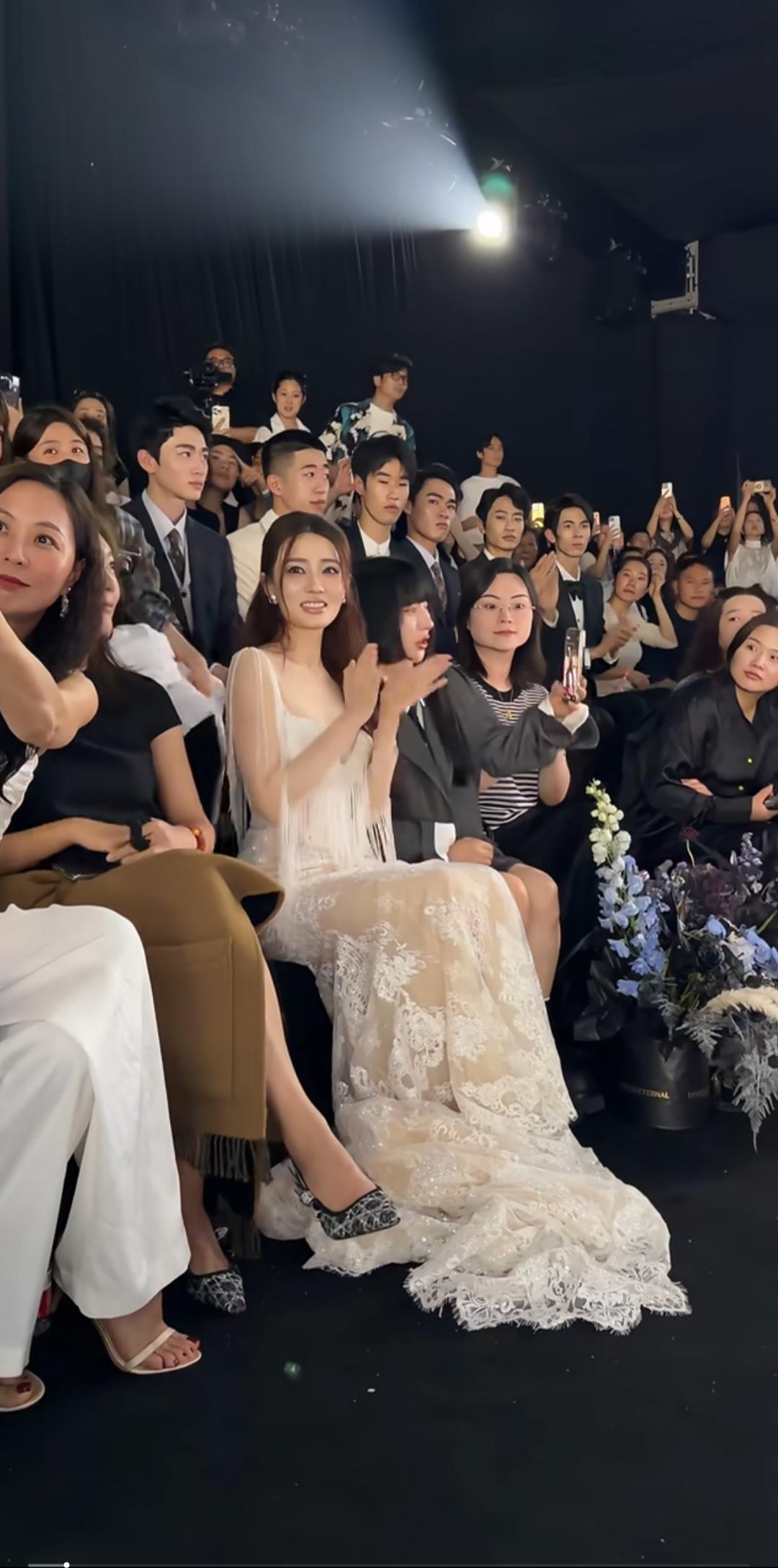 徐璐，裙子穿着像天使一样。