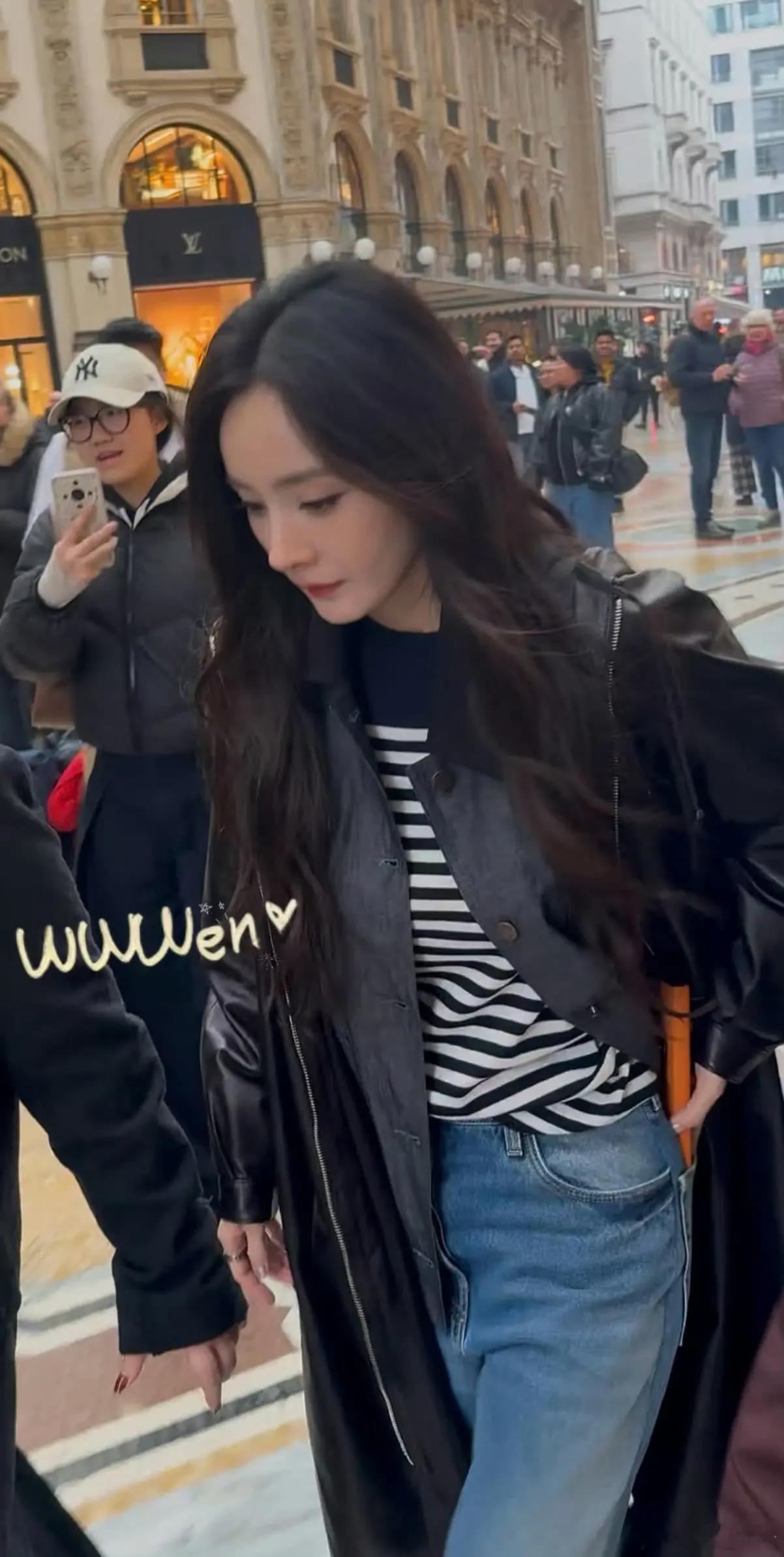 米兰偶遇杨幂逛店网友在米兰街头偶遇杨幂逛店，直接炸锅！她作为品牌代言人去参加时