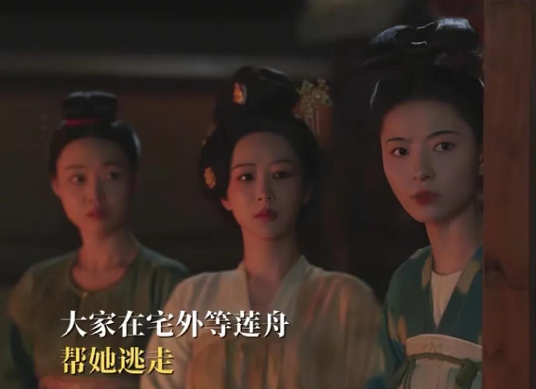 《锦绣芳华》莲舟被裴忠家暴致死，何惟芳心里自责不已！何惟芳在裴宅外等着救莲舟，
