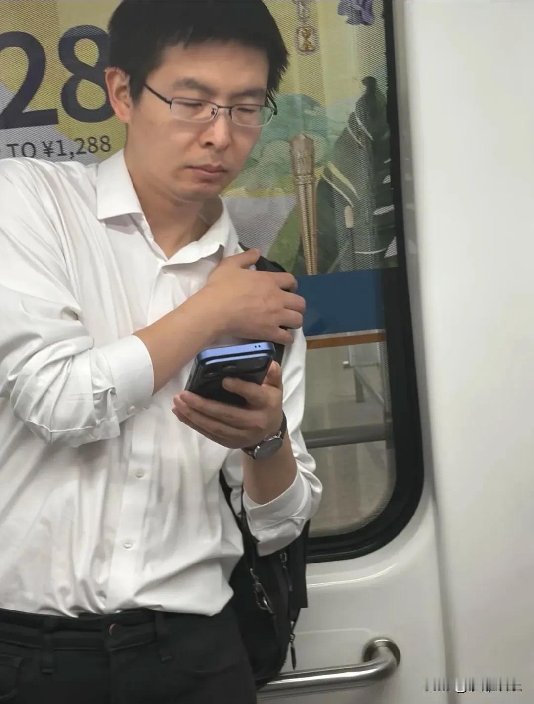 36岁千亿总裁王兴兴机场被偶遇，独自坐摆渡车！一脸愁容像极了“打工人”！