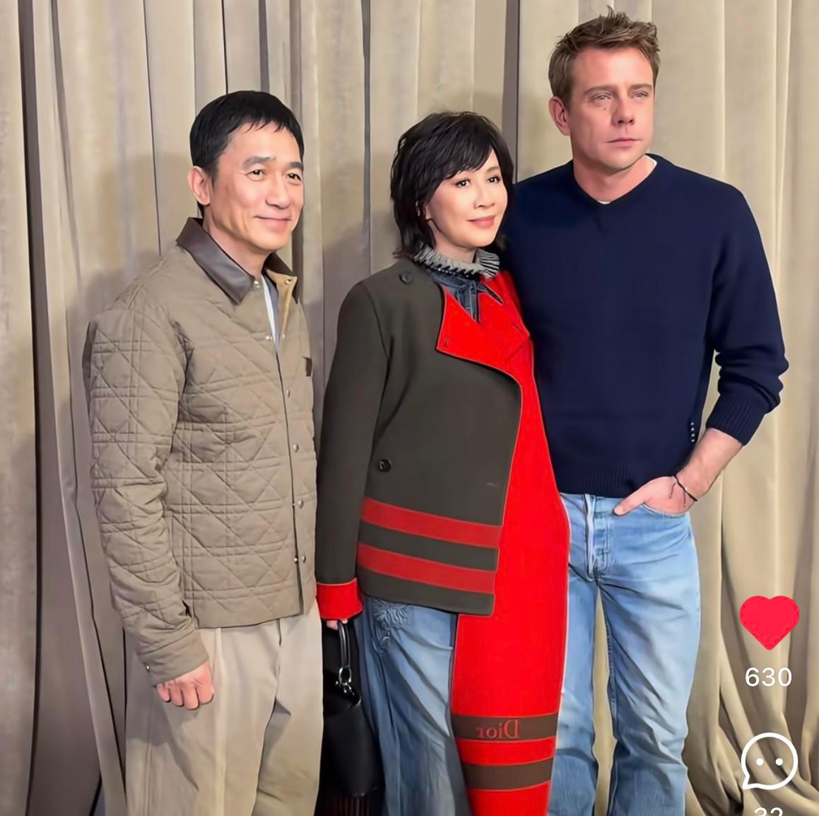 看看这张合影，真有点意思，左边梁朝伟，中间刘嘉玲，最右边的是迪奥的设计师