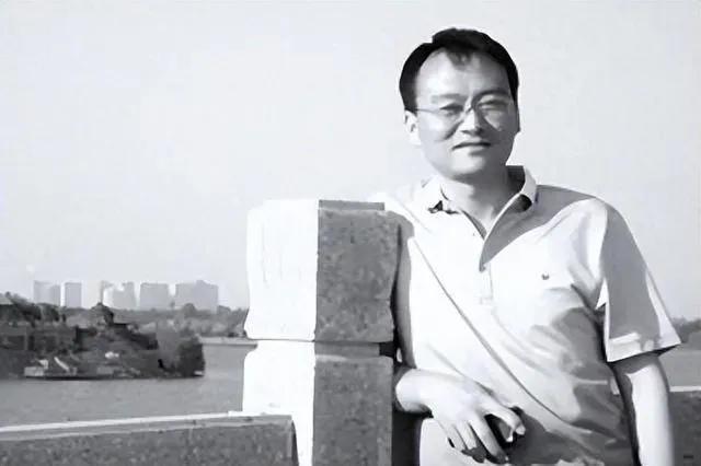 1995年珠海工厂内，韩国女老板逼迫上百中国工人下跪认错，众人无奈屈服。唯有河