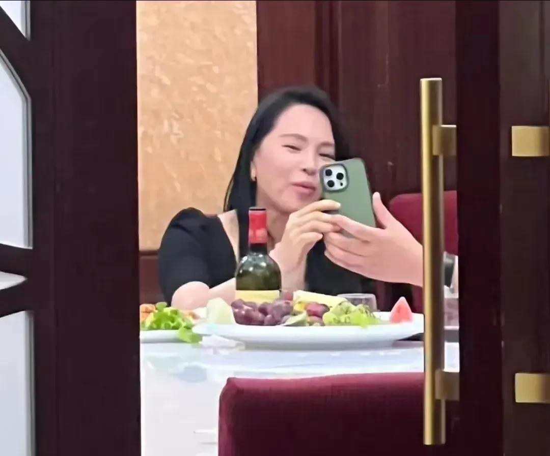 伊能静的生图身材太普通，穿着阔腿裤腰部线条是H型的，看起来五五分。没想到米粒也