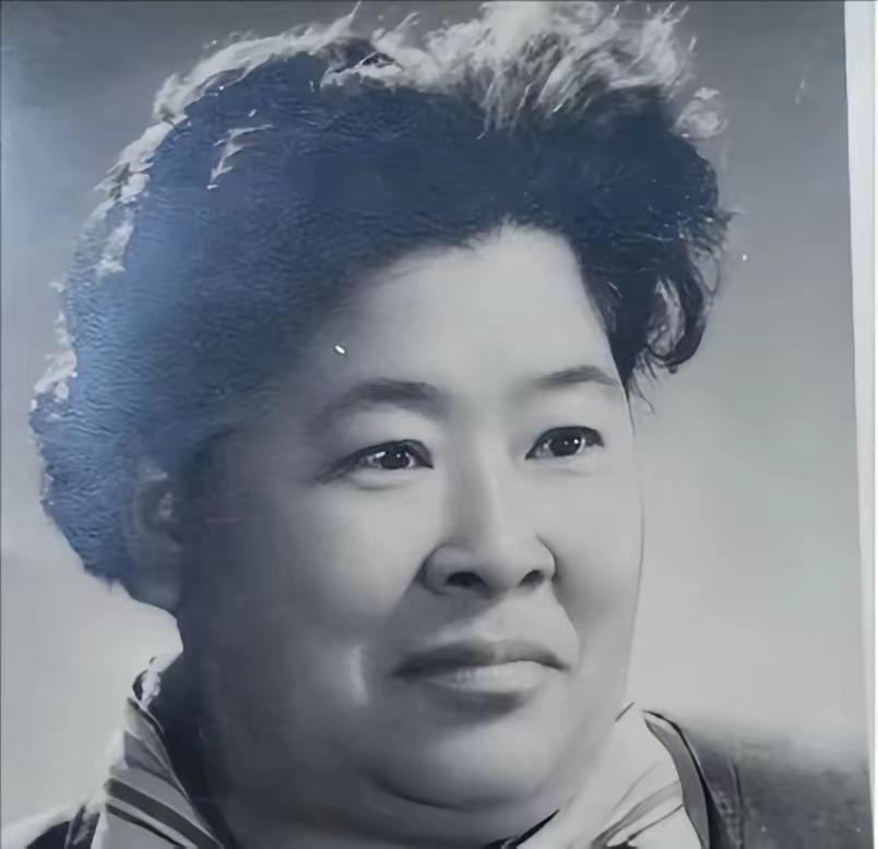 1935年，土匪黑七提出要与红军单挑，何子友去迎战，她对黑七说：“比武如果我赢了