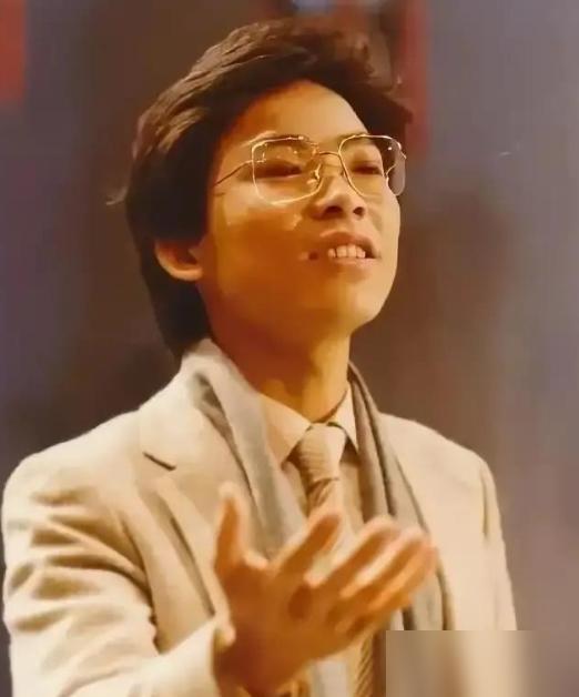 1982年，张明敏唱完《我的中国心》后，被香港乐坛除名，正当他心灰意冷准备回电