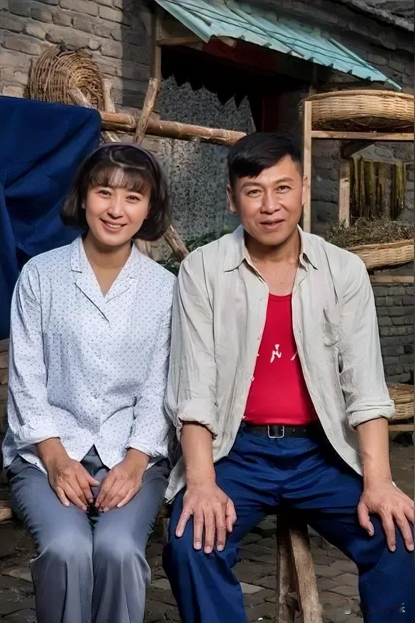 左边的是闫学晶，凉褂衬衫，齐耳短发，这是八十年代的梳妆呀，右边的男演员是谁啊？没