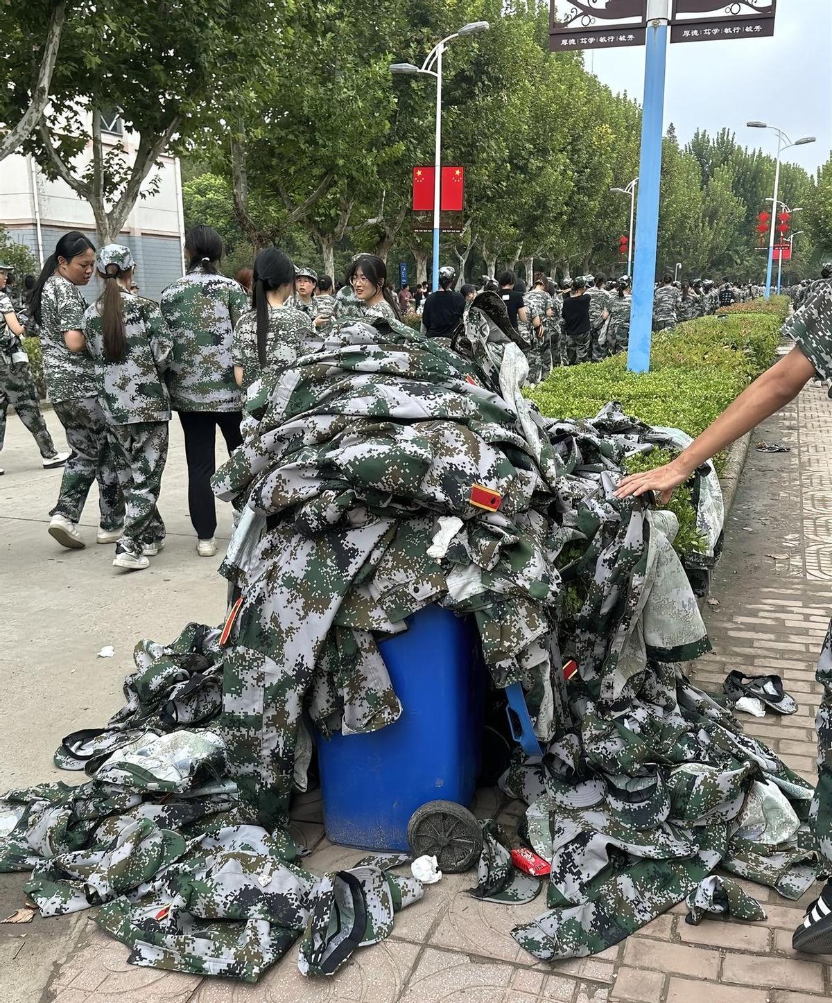 “扔衣服=赢未来？”别急着点头。23%的回收率摆在那儿，剩下那七成多直接进垃