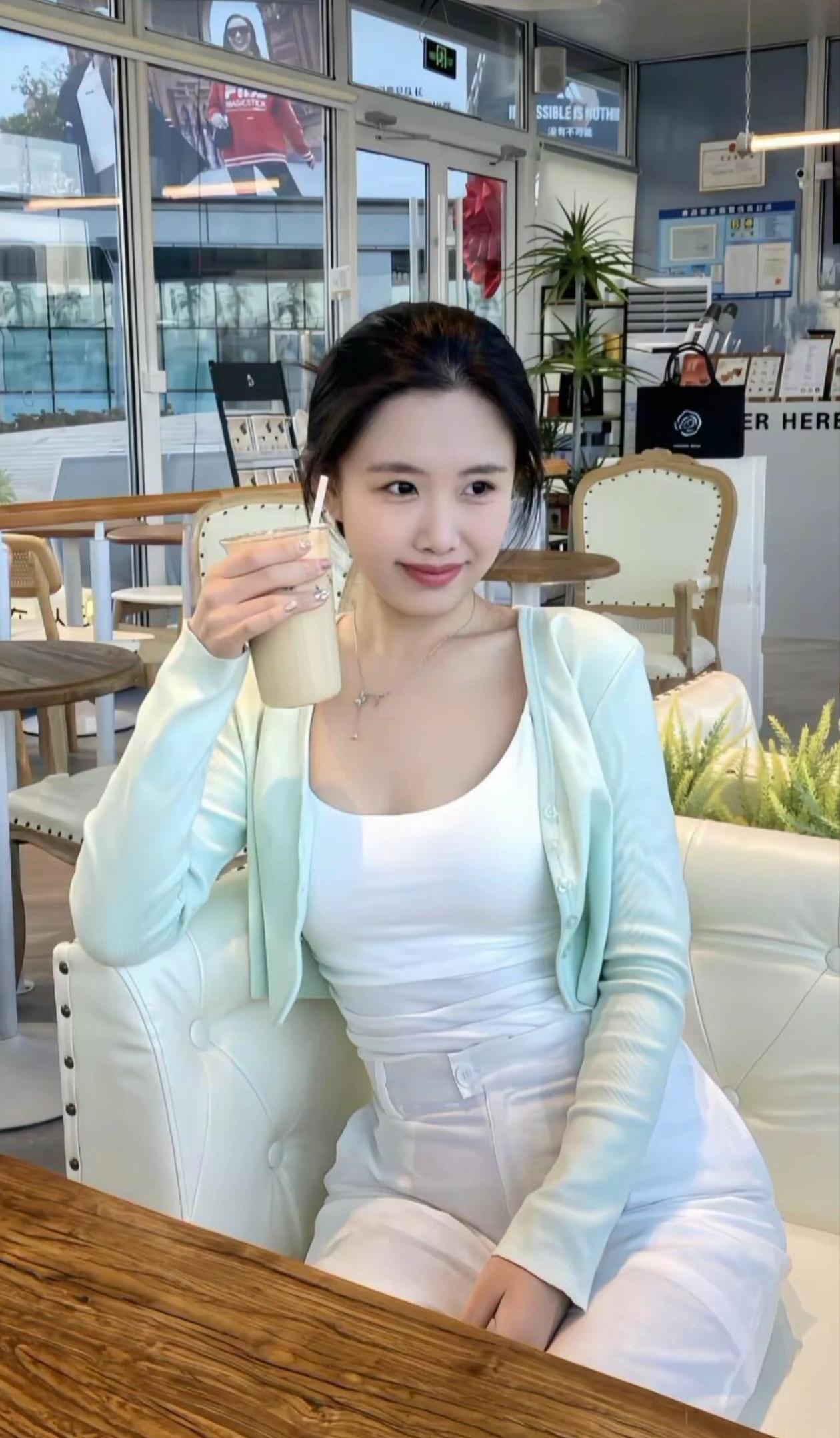 轻纱拂面，茶香满怀。