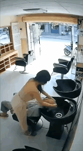 大妈是不是小题大做了？这理发店，洗头很正常啊，大妈怎么火急火燎赶来，一把就把大