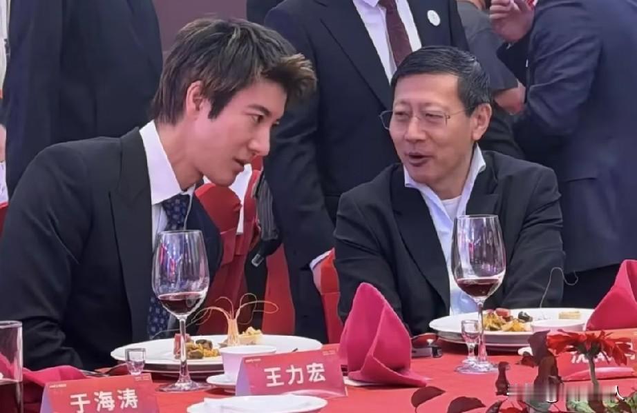 大家是不是也好奇，王力宏咋就跑宇树科技上市答谢宴上去了？更绝的是，他还跟创始人王