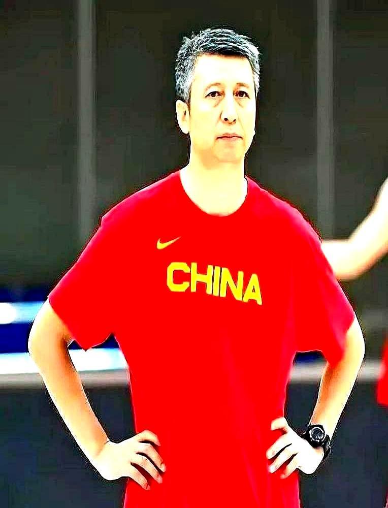 郭士强一口气带了9个后卫进国家队。“防守端谁敢叉着腰喘气，现在就脱衣服走人