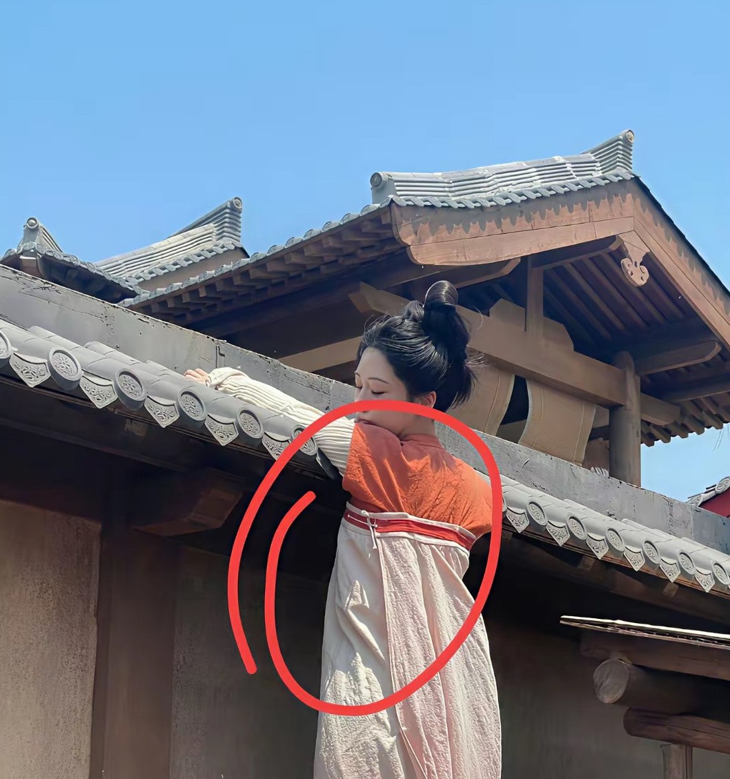 我穿汉服就怕汉服裙子掉了一路提着，直到看到锦绣芳华还纳闷杨紫的怎么不掉，原来