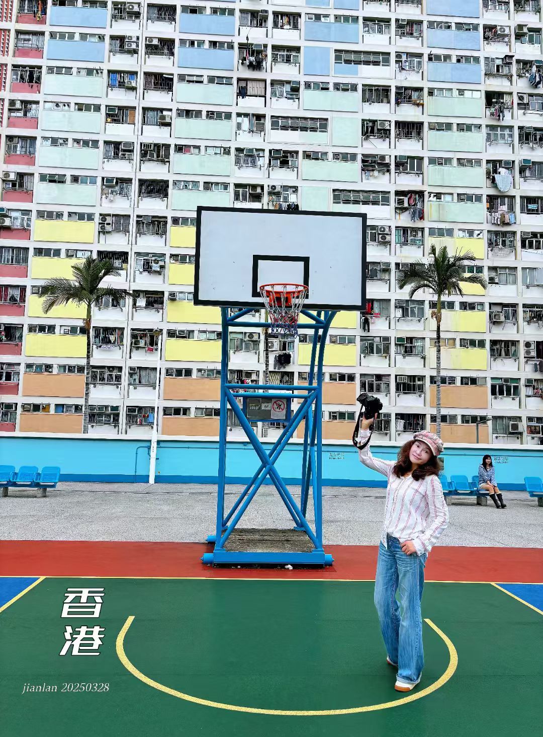 📍香港旅行｜半城维港摩登，半城老街烟火🏙一面是维港的摩登天际，一面是旧街的烟火人间。踩着叮叮车的