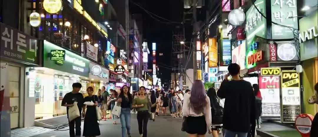 一位长期居住在韩国的朋友回国探亲，和他一起聊天，我问他:为什么韩国人那么反华？他