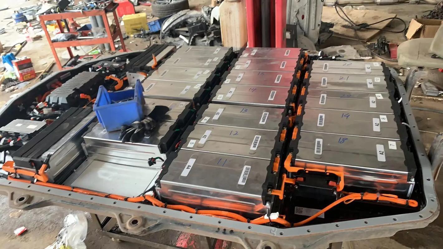 新能源车电池8年大限真来了，全国120万辆电车要过保，老车主谁不慌啊！续航越跑越