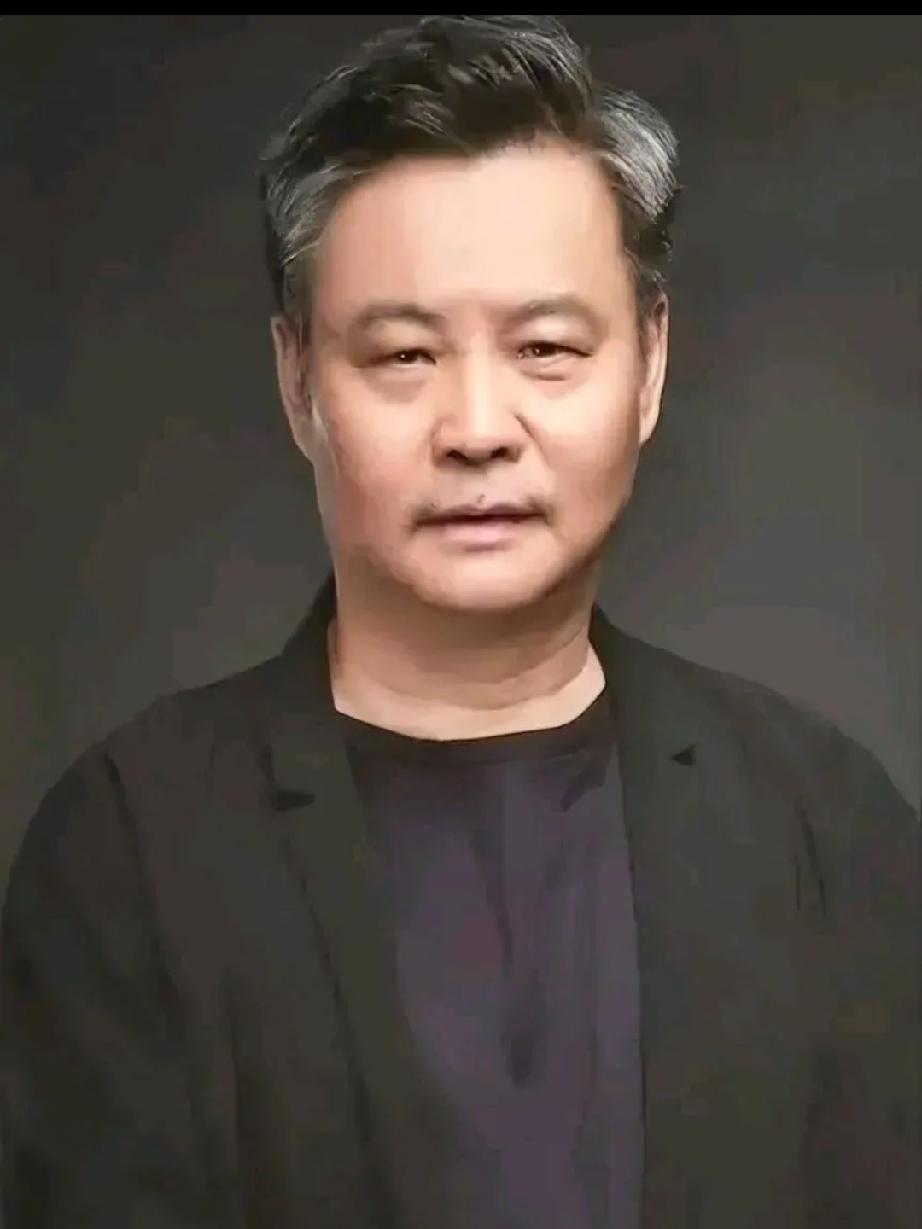 余华说：“人生最大的幸福，是活着。不管你有钱没钱，有饭吃，没饭吃，只要你还活着，