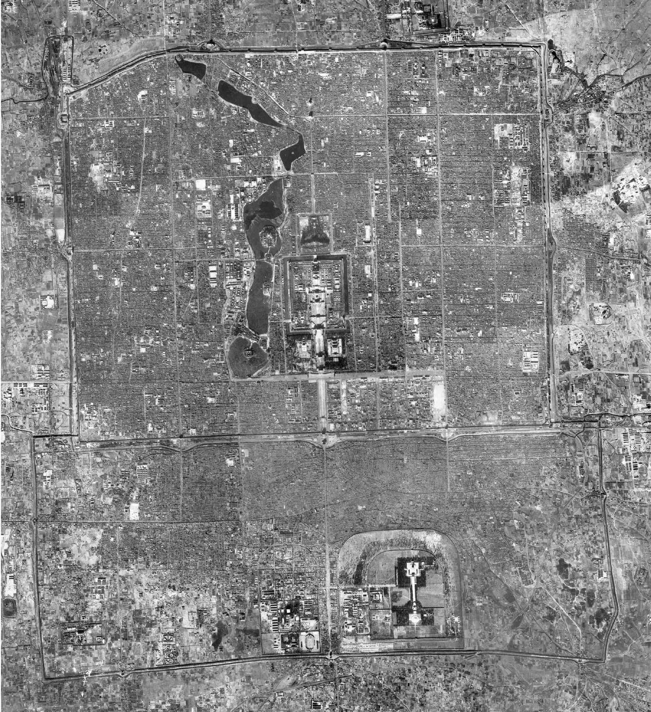 1951年航拍下的北京老城，这张照片定格了古都北京最后的完整模样，此时北京城墙、