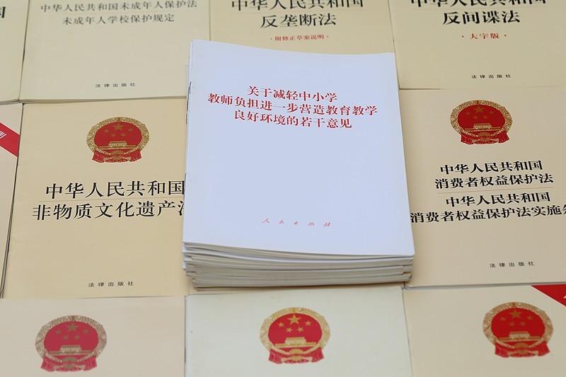 校长退居二线的年龄是多少？说实话，没有全国统一标准。目前各地差异很大。部分地