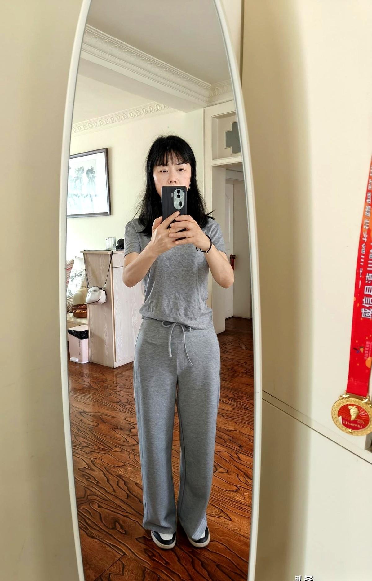 女儿微信弹出来：“妈，给你买了套浅灰色T恤和裤子，还有燕窝。”我手指飞快敲回去