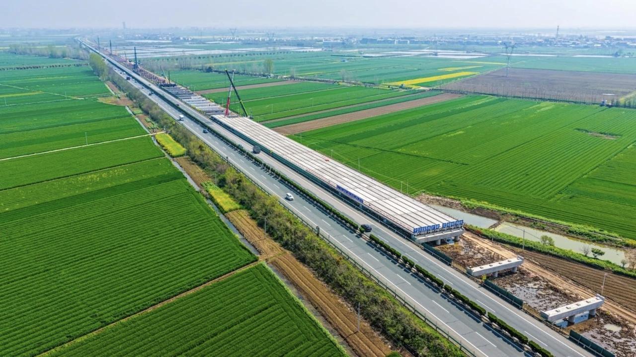 这条当年投资才28亿元的高速公路，现在正投入422亿元进行扩宽改造。这是一个关