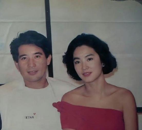 1973年，已婚的秦汉爱上了18岁的林青霞。他回家对着怀孕妻子邵乔茵说：“我不能