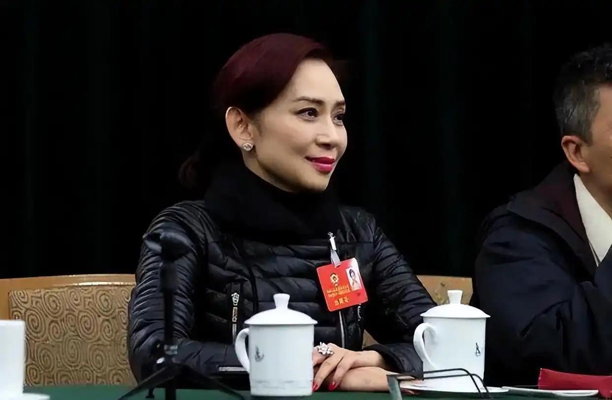 1982年，香港选美现场，两个男人同时盯上了台上那个19岁的女孩。一个说：做我的