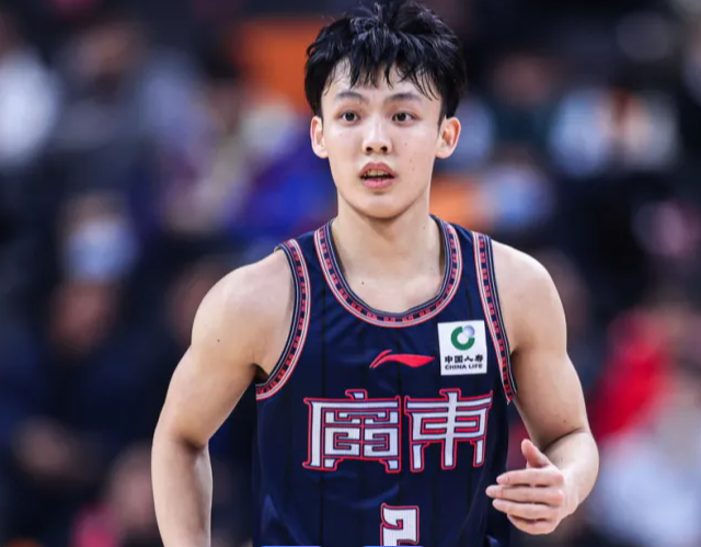 预测广东的这个阵容在杜锋手下是夺不了冠的首先是徐杰，杜锋心理层面其实是看不起徐