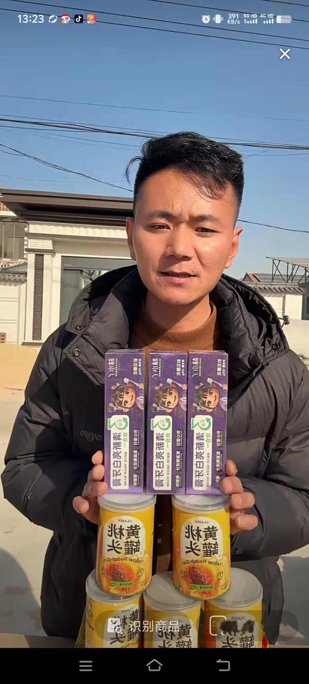 厉怀远在老家创业，家里装修还没有完工，但是从图片中来看恢宏大气，厉怀远的爸爸妈妈