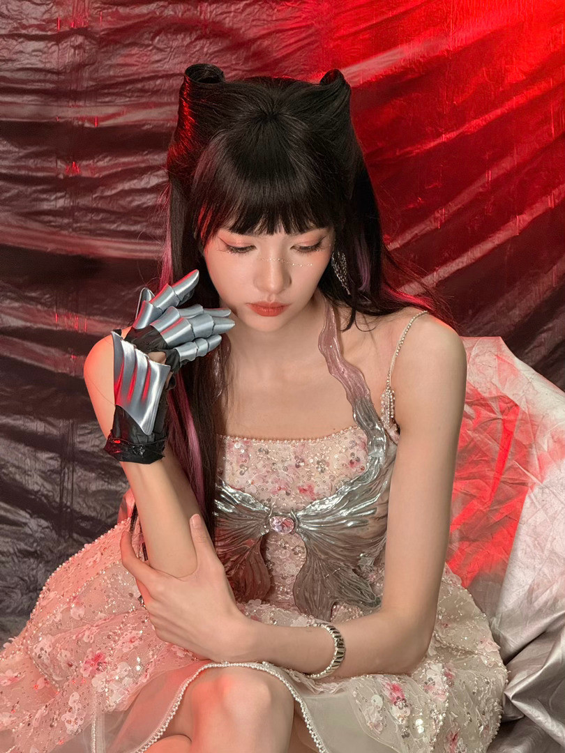 一开始都没认出来是张艺上张艺上把刘海焊在脑门上张艺上：换个刘海。我：换了个老婆。