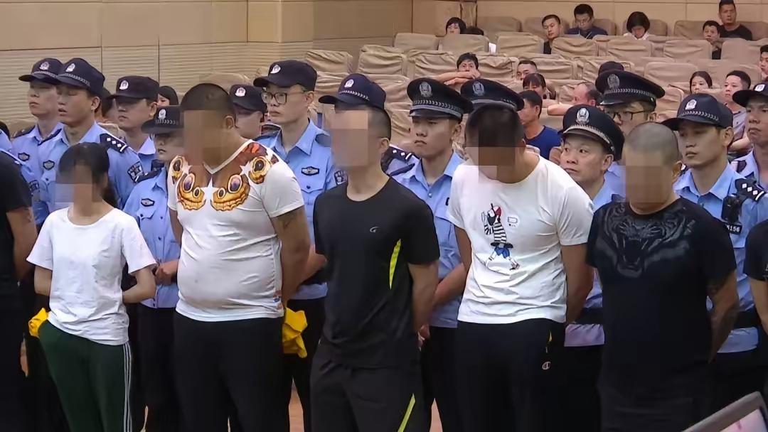 这回扫黑除恶再度升级，很多人心里的那个问号其实只问对了一半。大家都看到了，现
