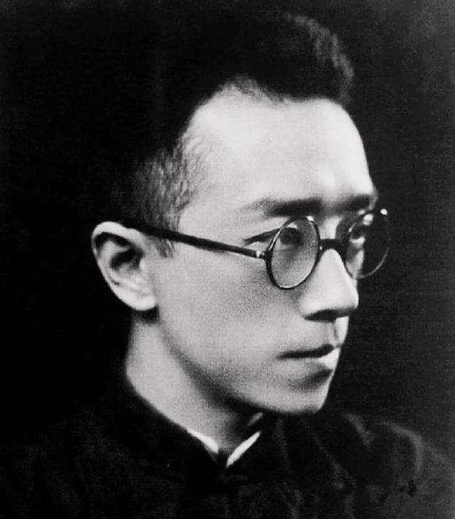 1957年9月21日，原北大校长胡适的小儿子胡思杜在家中上吊自杀，时