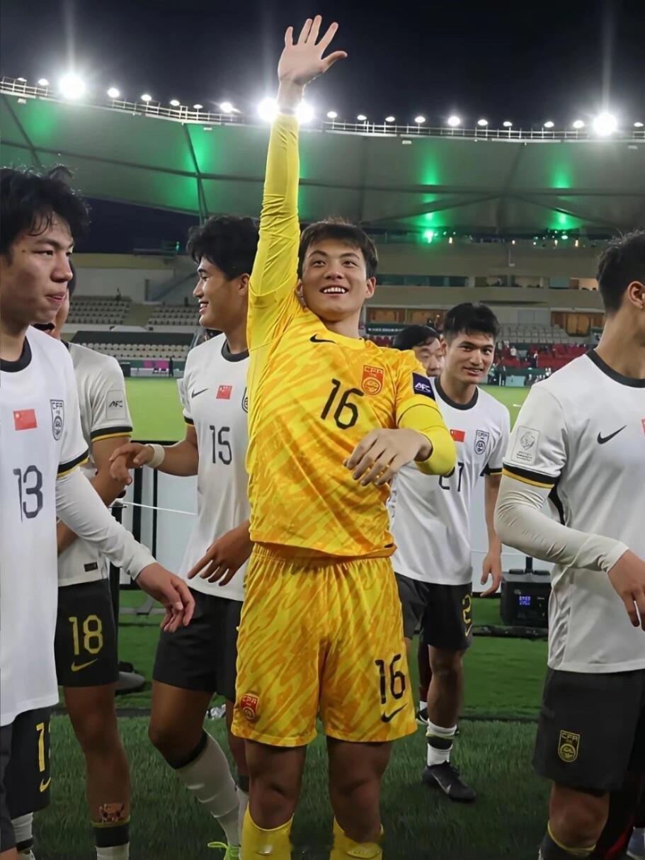 2000万身价！国足李昊爆红引哄抢U23亚洲杯一战封神，国足门神李昊凭惊艳发挥身