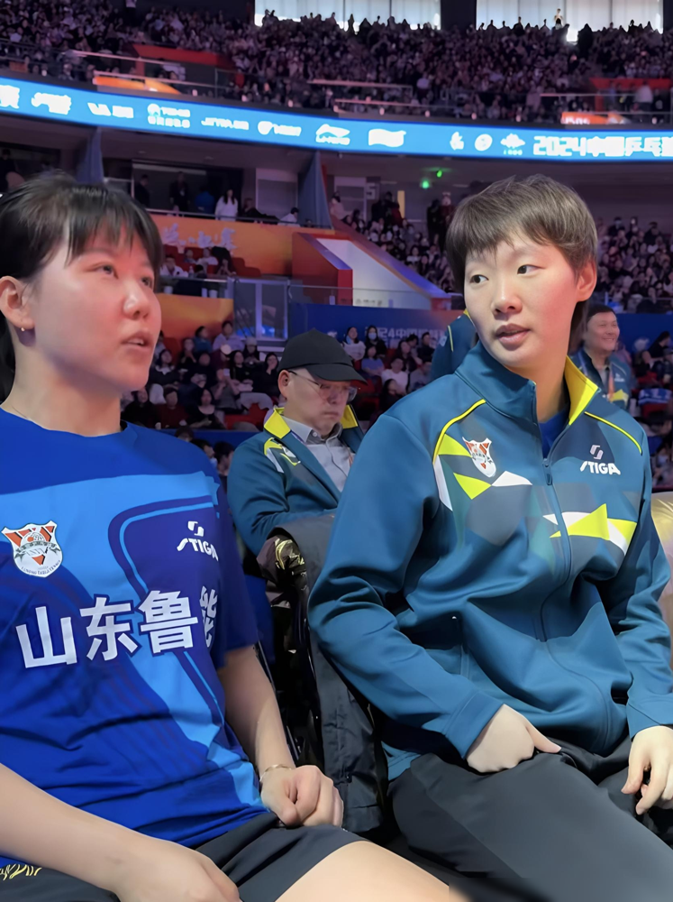 国乒两大主力看台看球，聊的内容太狠了！刚拿2026WTT欧洲大满贯女单冠军的王曼昱，和陈幸同蹲在场边