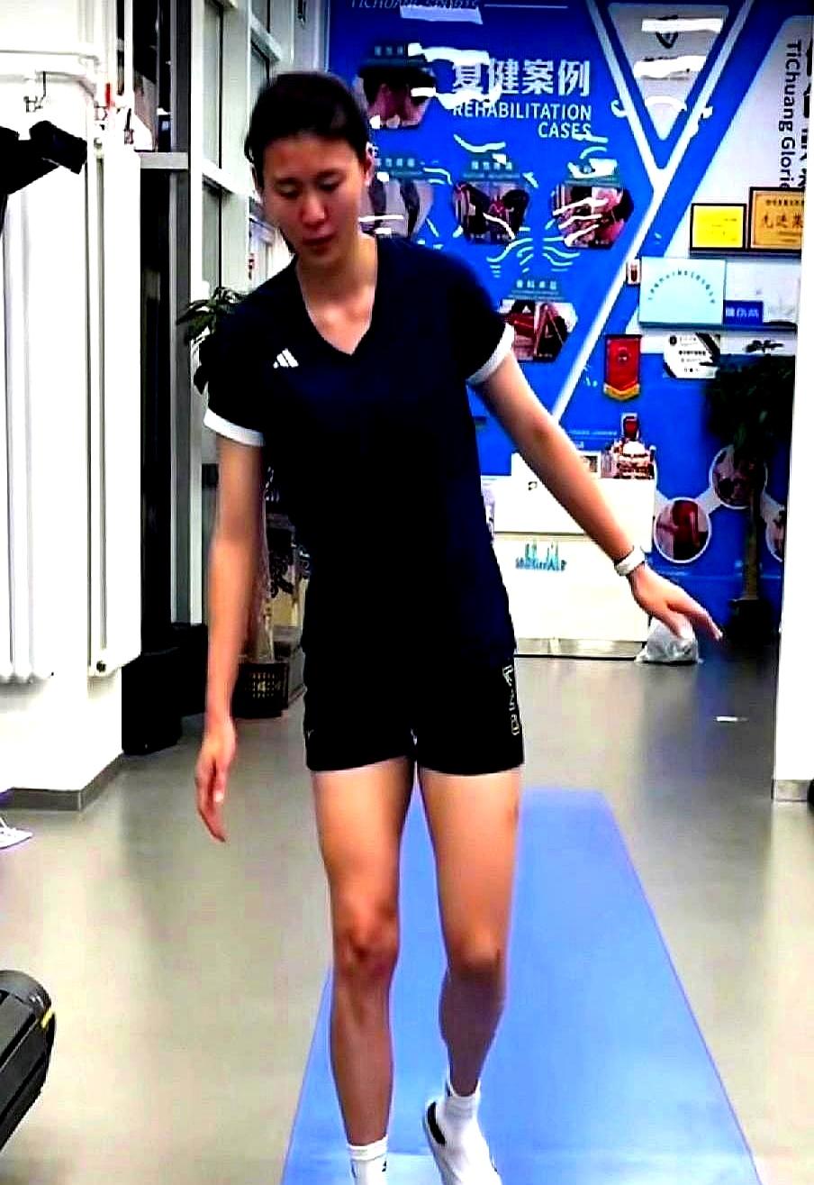 天津女排今年联赛，开局就有点闹心。主力王艺竹腰伤，得歇两三个月；陈博雅的