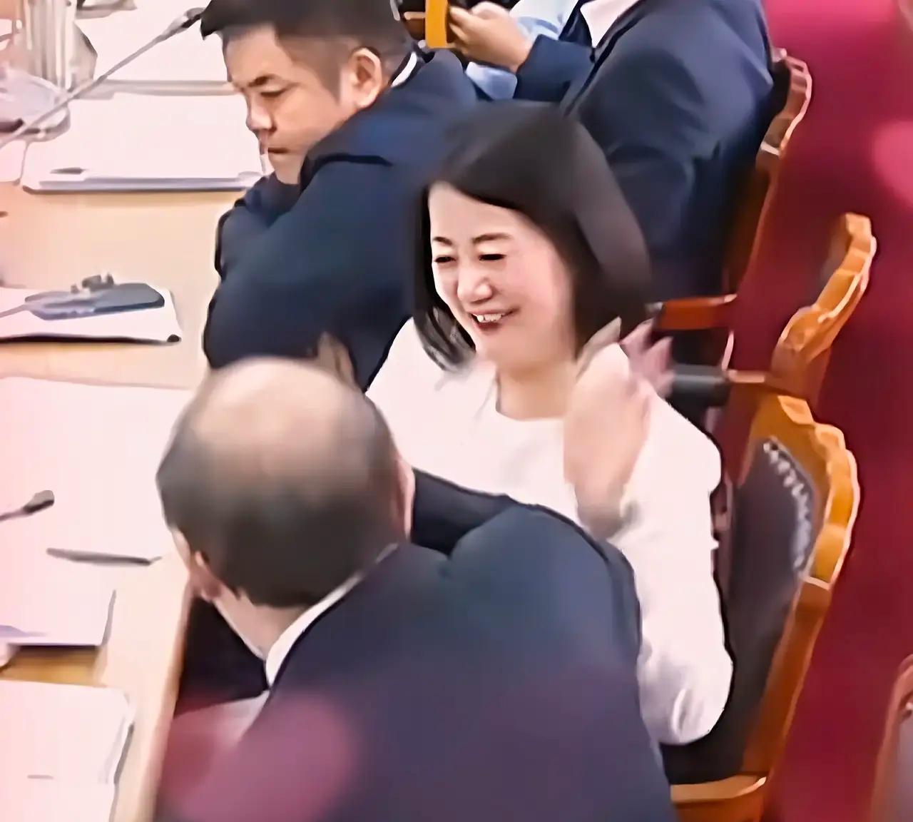 一丘之貉，吴思瑶接了靠背哥的班这也意味着吴思瑶这只绿营尖叫鸡不再陪柯建铭玩了，