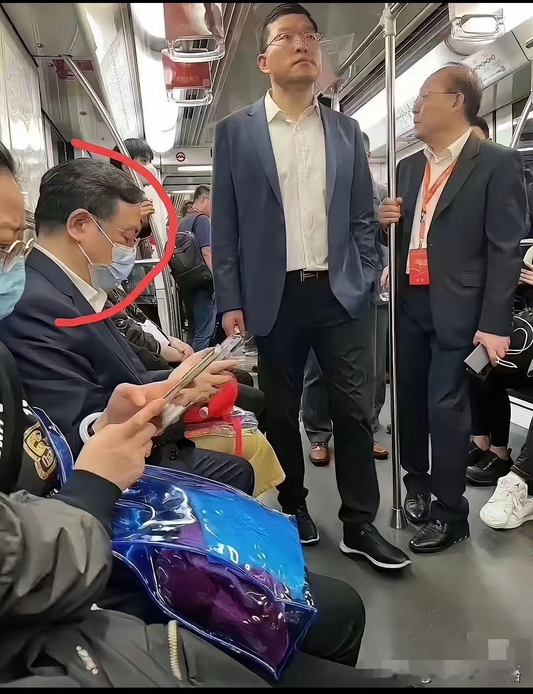 真的太吃惊了，平时一向高调的比亚迪老总忽然变得如此低调，一下子令我们很不适应了。