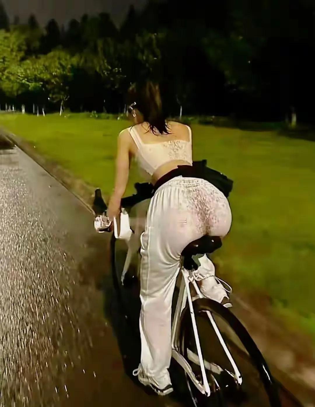 应该好好查查，这款公路骑行车，是哪家公司生产的，又是哪个设计师设计的。为了与同