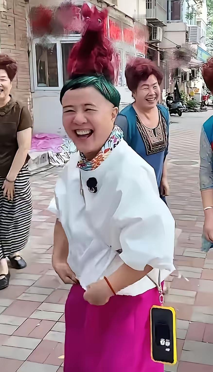 金龟子刘纯燕就是这么任性，管你看着顺眼不顺眼，几十年就是这种另类打扮！现在