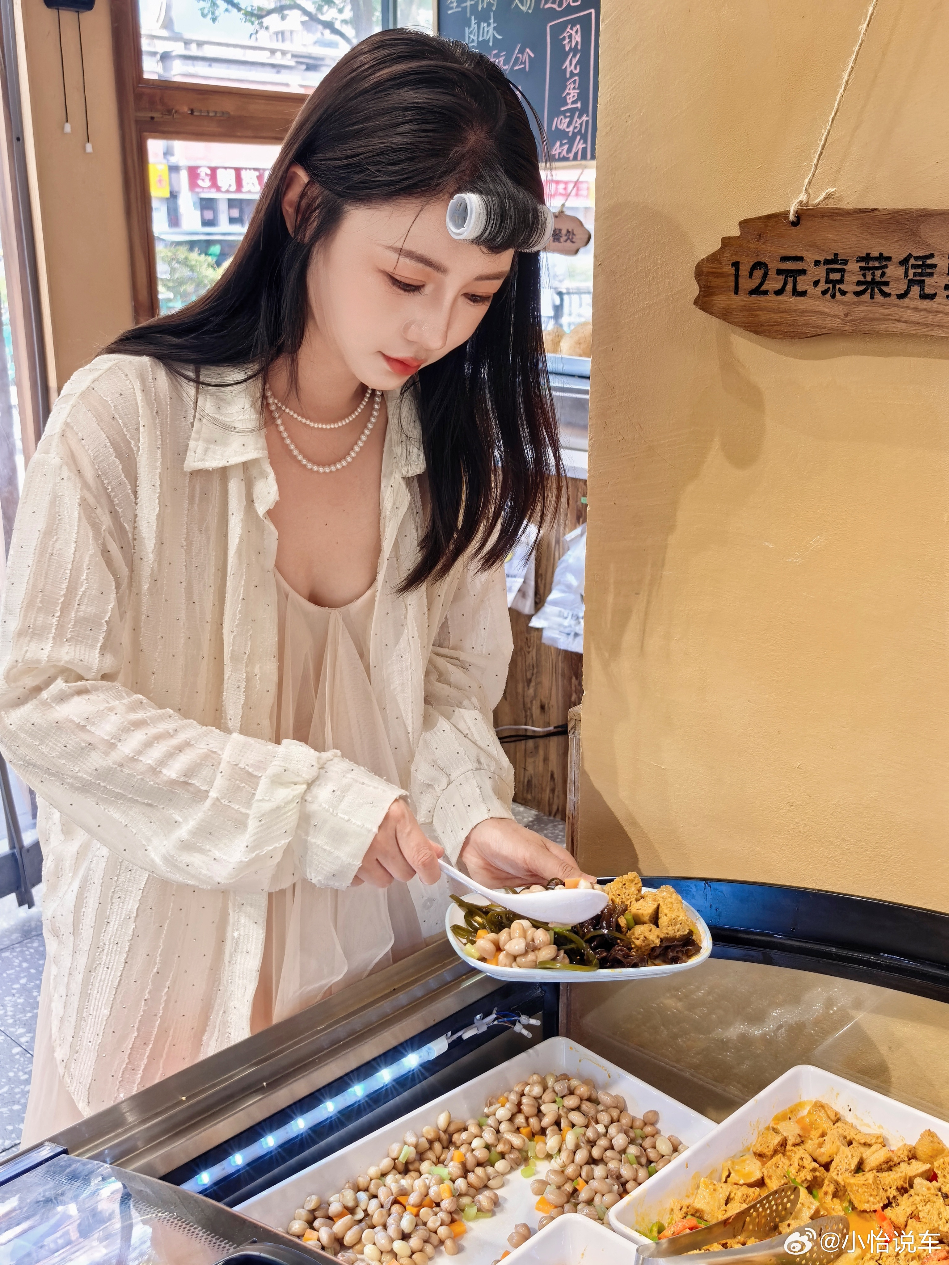 下午茶后带俩同事喝羊肉汤～他俩下午甜品吃太多，以至于后面都没吃完，还给我的同事打