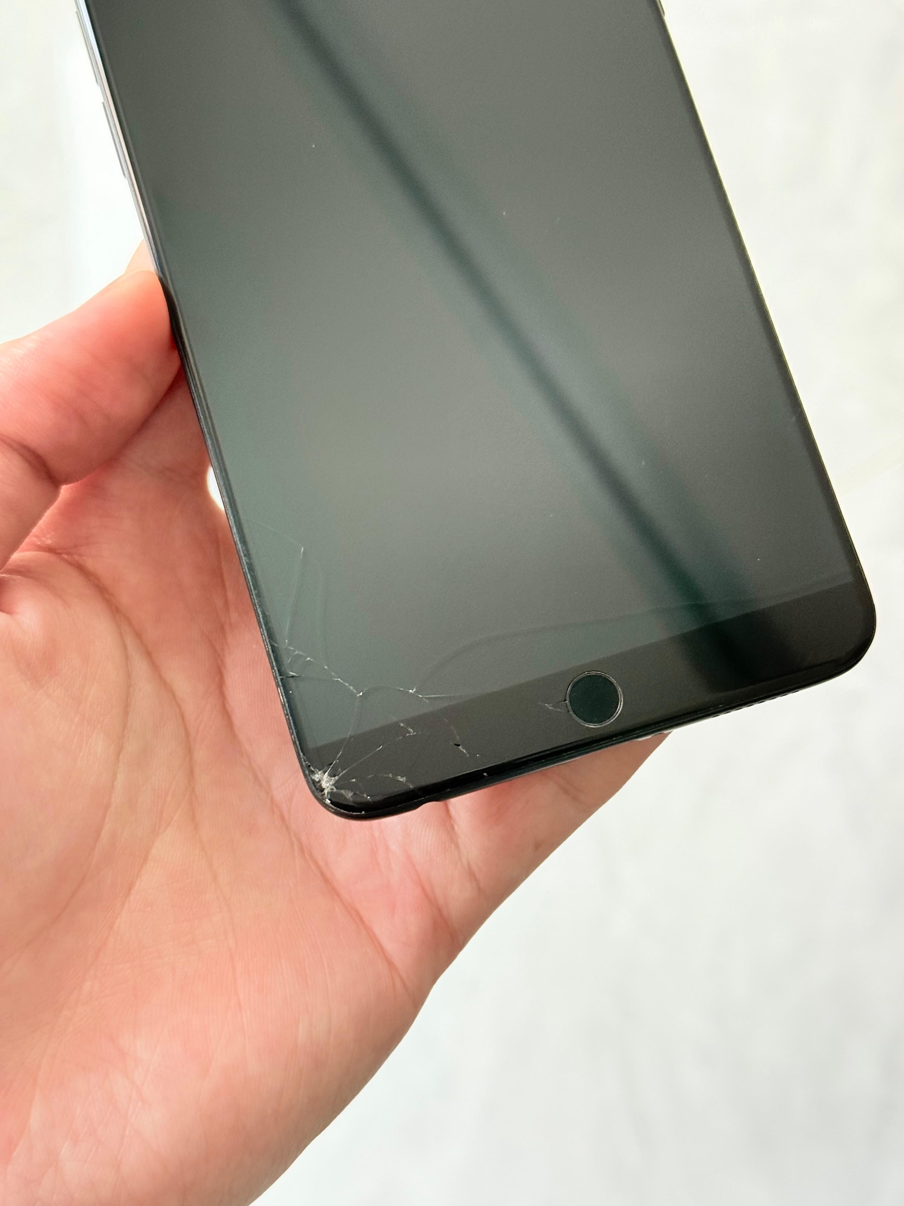 好家伙，工作室同事斥「巨资」复活了一台6年前刚上大学时用的旧手机，维修费已经